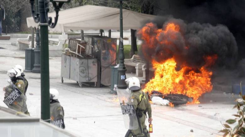 Επεισόδια στη Θεσσαλονίκη: Χτύπησαν άνδρα της Τροχαίας και του έκαψαν τη μηχανή (vid)