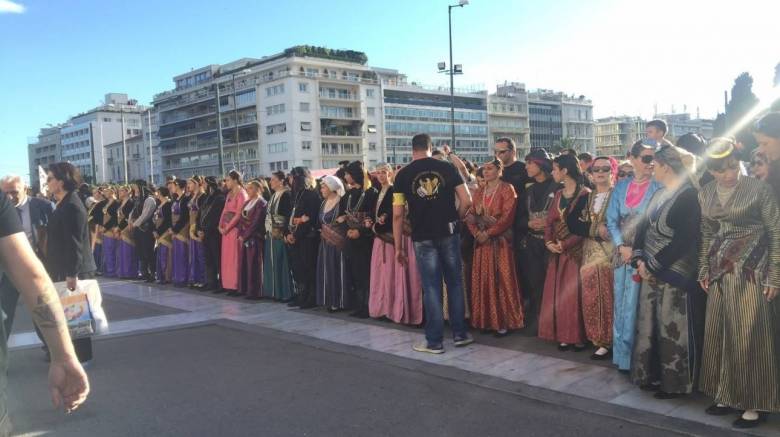 Γενοκτονία Ποντίων: Πλήθος κόσμου στη συγκέντρωση στο Σύνταγμα (pics)