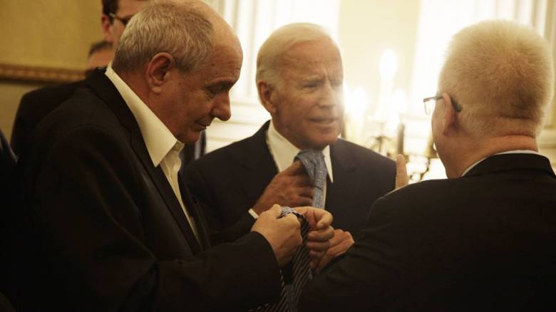 Ο Τζο Μπάιντεν και ο Τέρενς Κουίκ αντήλλαξαν... γραβάτες (pics)