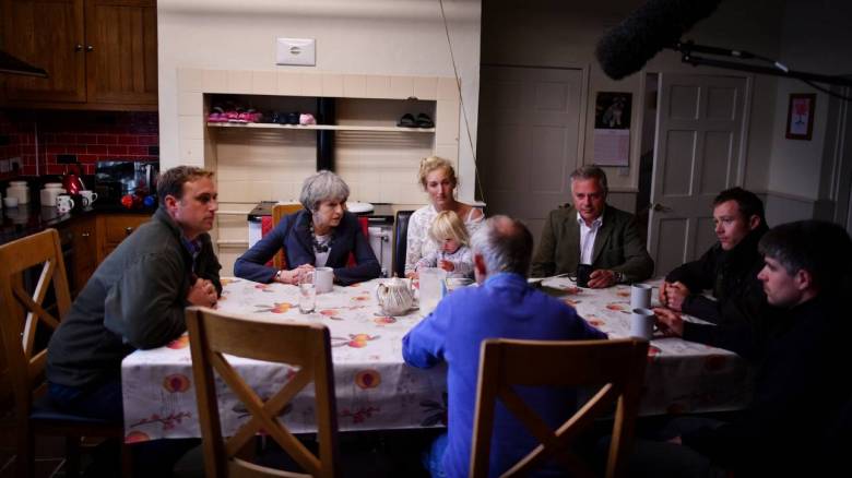 Βρετανικές εκλογές: η Τερέζα Μέι προσπαθεί να κλέψει τις εντυπώσεις (pics)