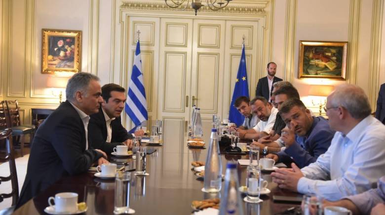 Μικροένταση πριν τη συνάντηση Τσίπρα με ΠΟΕ - ΟΤΑ, με φόντο τα σκουπίδια (pics&vid)