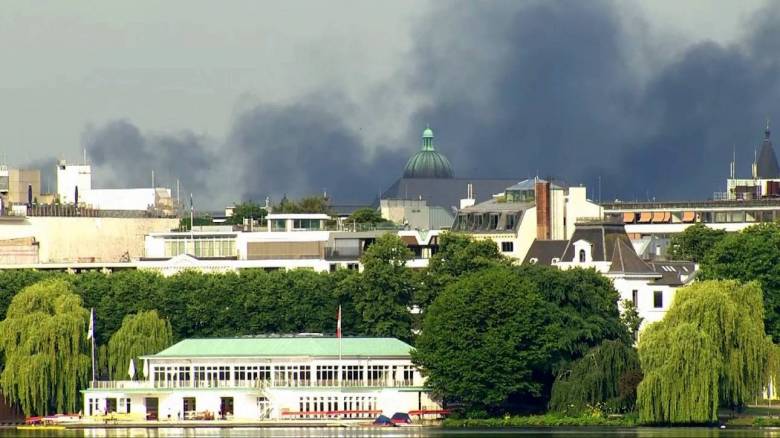 G-20: Πεδίο μάχης το Αμβούργο - Επίθεση διαδηλωτών κατά περιπολικών (pics&vids)