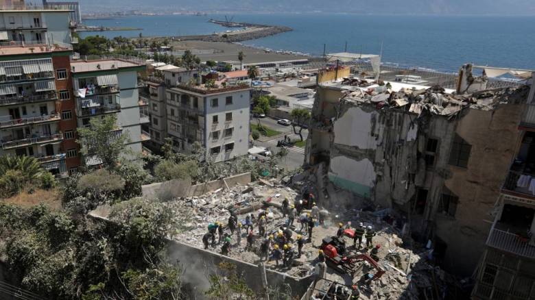 Ιταλία: Εντόπισαν δύο πτώματα κάτω από τα συντρίμμια της πολυκατοικίας (pics)
