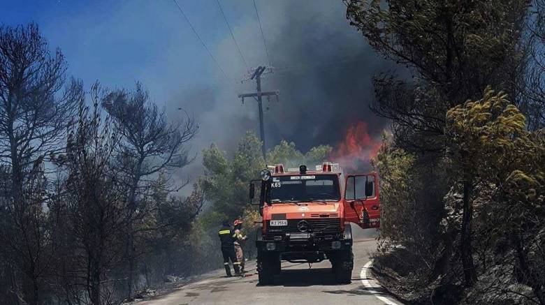 Μαίνεται η μεγάλη πυρκαγιά στις Σπέτσες - Φοβούνται αναζωπυρώσεις στην Ανάβυσσο (pics&vids)