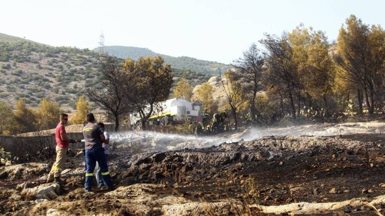 Φωτιά στο Μενίδι κοντά σε οικισμό