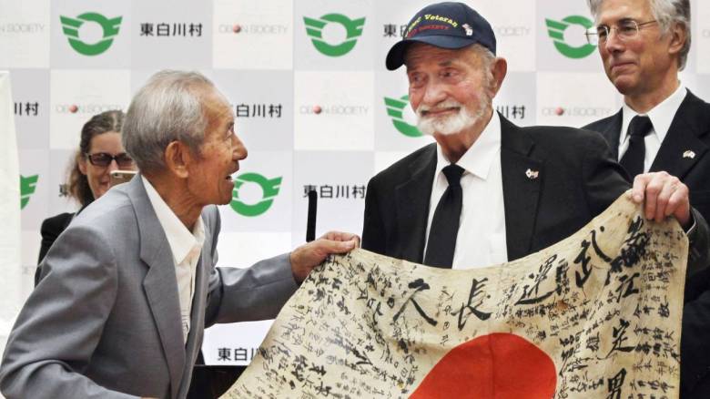 Αμερικανός βετεράνος του Β ΠΠ παρέδωσε την ιαπωνική σημαία στην οικογένεια νεκρού στρατιώτη