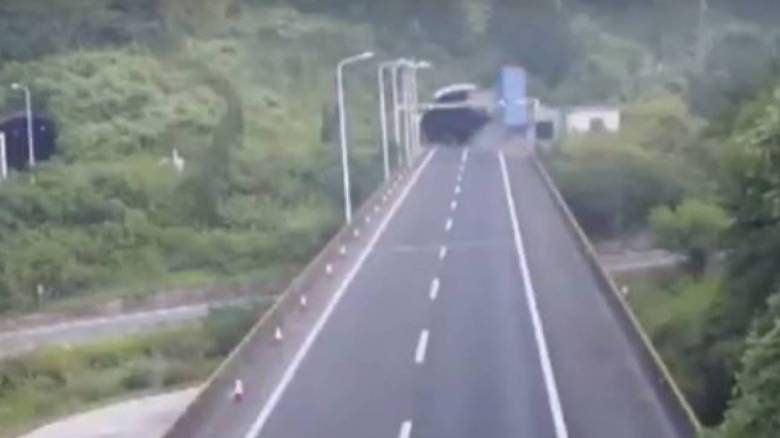 Και όμως ο οδηγός επέζησε: Φορτηγό προσκρούει σε τούνελ (Vid)