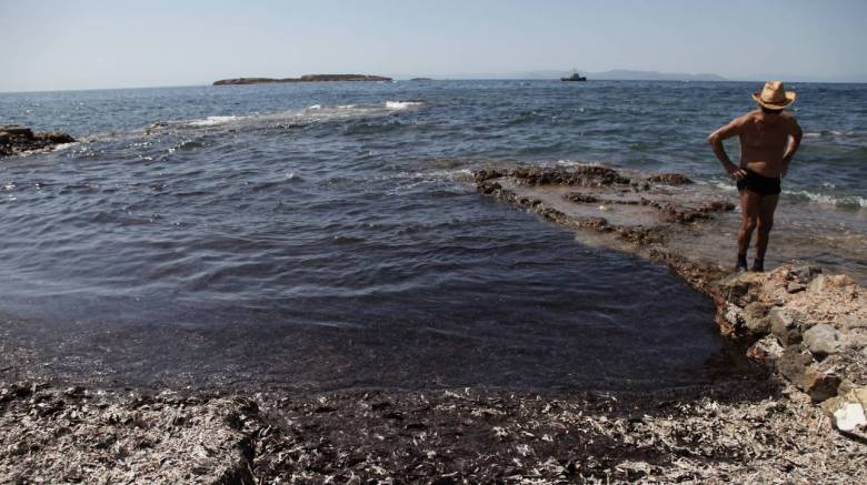 Έντονη ανησυχία για τις επιπτώσεις από τη ρύπανση στον Σαρωνικό