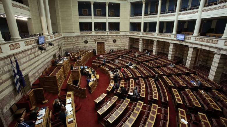 Πέρασε με 148 «ναι» η ρύθμιση για την αλλαγή ταυτότητας φύλου από τα 15 έτη