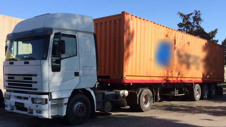 Θεσσαλονίκη: 55χρονος μετέφερε παράνομα 90 αλλοδαπούς με φορτηγό (pics)