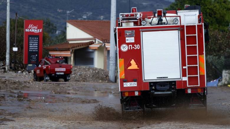 Απεγκλωβισμός μητέρας με τρία παιδιά από σπίτι στη Σαλαμίνα