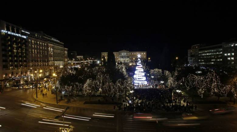 Η Αθήνα «φόρεσε» τα γιορτινά της: Φωταγωγήθηκε το Χριστουγεννιάτικο δέντρο στο Σύνταγμα (pics)