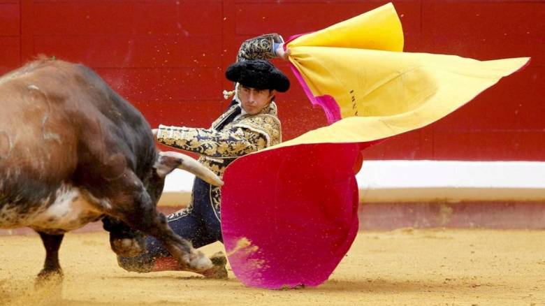 Μαινόμενος ταύρος επιτίθεται σε καουμπόι και το άλογό του σε αρένα (vid)