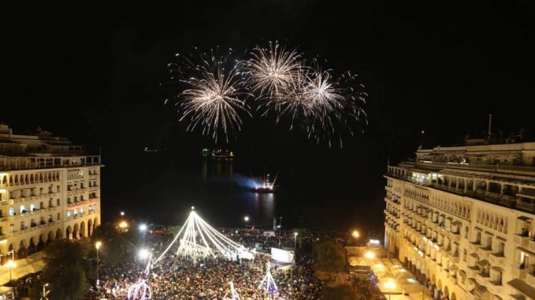 Θεσσαλονίκη: Γλέντι και εντυπωσιακά πυροτεχνήματα στους εορτασμούς της Πρωτοχρονιάς (pics&vids)