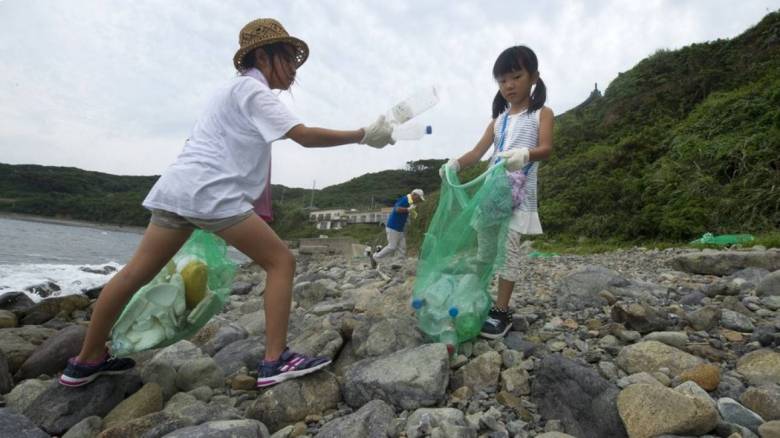 Οι ειδικοί προειδοποιούν: Η Γη δεν αντέχει άλλα πλαστικά