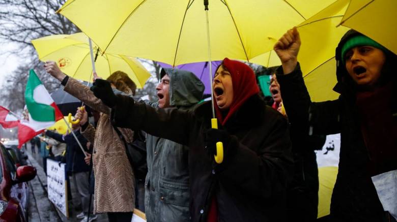 Οργισμένες διαδηλώσεις με 12 νεκρούς στο Ιράν