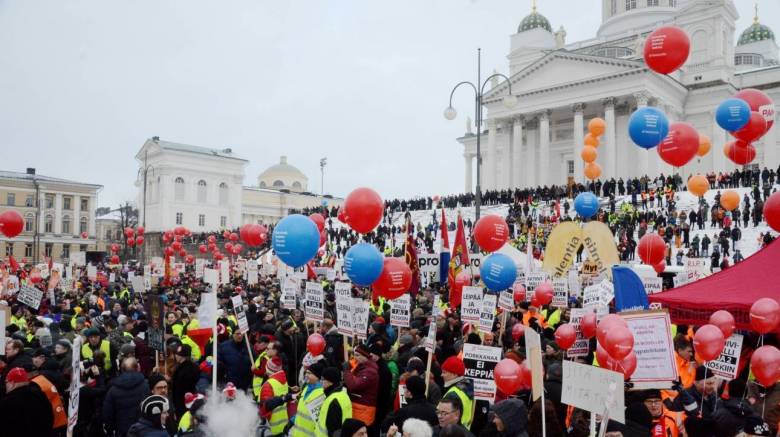 Στους δρόμους χιλιάδες Φινλανδοί κατά των περικοπών στα επιδόματα ανεργίας
