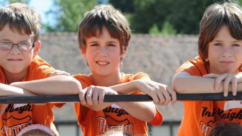 Η απίστευτη ιστορία των τριδύμων που έγιναν μέρος ενός παράλογου κοινωνικού πειράματος