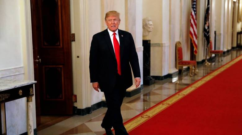 Με δασμούς στις εισαγωγές αυτοκινήτων προειδοποιεί την Ε.Ε. ο Τραμπ