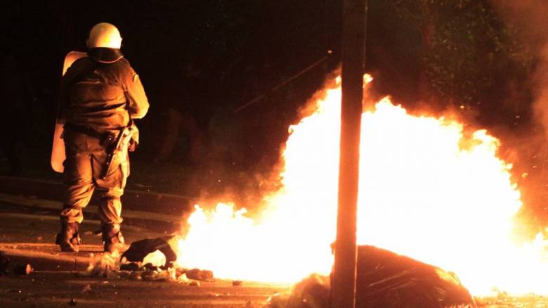Μολότοφ κατά αστυνομικών στα Εξάρχεια