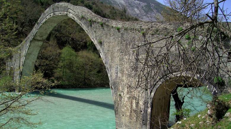 Στην τελική ευθεία η αναστήλωση του Γεφυριού της Πλάκας