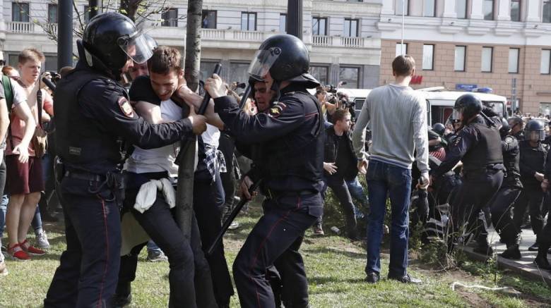 Ρωσία: Μαζικές διαδηλώσεις με 1.600 συλλήψεις πριν την ορκωμοσία Πούτιν
