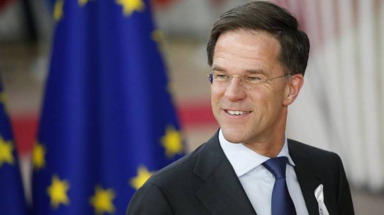 Ο πρωθυπουργός της Ολλανδίας έπιασε τη σφουγγαρίστρα και κέρδισε το χειροκρότημα