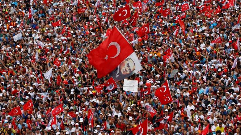 Το τελευταίο προεκλογικό «σπριντ» των υποψηφίων – Τι δείχνουν οι δημοσκοπήσεις