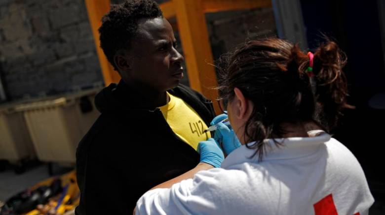 Χιλιάδες Ιταλοί φόρεσαν κόκκινα μπλουζάκια για τους μετανάστες