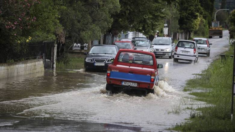 Βόλος: Καταιγίδα προκάλεσε ζημιές και διακοπή της κυκλοφορίας στους δρόμους