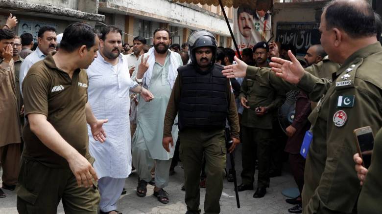 Επίθεση αυτοκτονίας με δεκάδες νεκρούς σε προεκλογική συγκέντρωση στο Πακιστάν