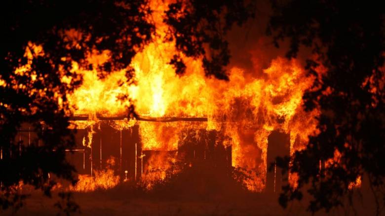 Μαίνεται η μεγαλύτερη πυρκαγιά στην ιστορία της Καλιφόρνια