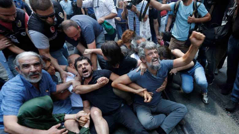 Τουρκία: Επεισόδια και χημικά σε διαδήλωση στην Κωνσταντινούπολη – Τουλάχιστον 20 συλλήψεις