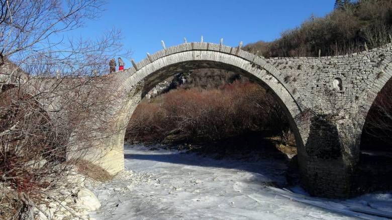 Καλογερικό: Εργασίες αποκατάστασης του διάσημου τρίτοξου γεφυριού