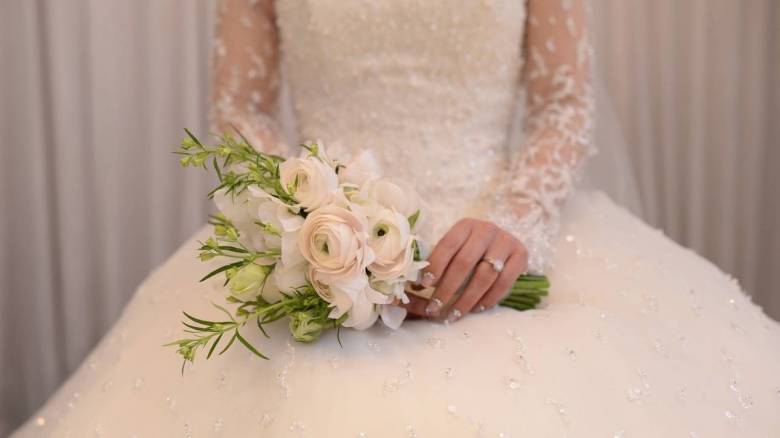 ΗΠΑ: Ντύθηκε νύφη και επισκέφτηκε τον τάφο του νεκρού αρραβωνιαστικού της