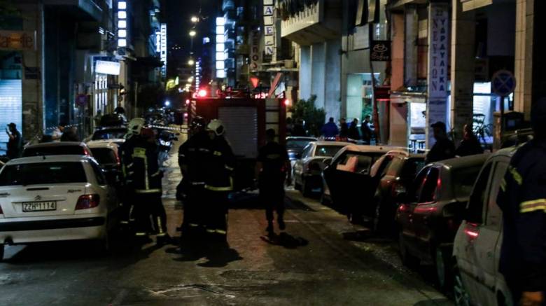 Καταδρομική επίθεση στο αστυνομικό τμήμα Ομόνοιας – Τραυματίστηκαν τέσσερις αστυνομικοί