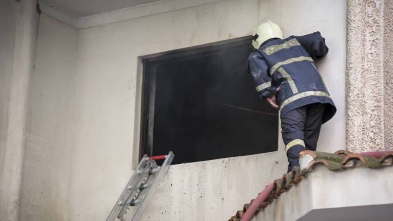 Φωτιά σε σπίτι στη Λάρισα – Απεγκλωβίστηκε ηλικιωμένη γυναίκα