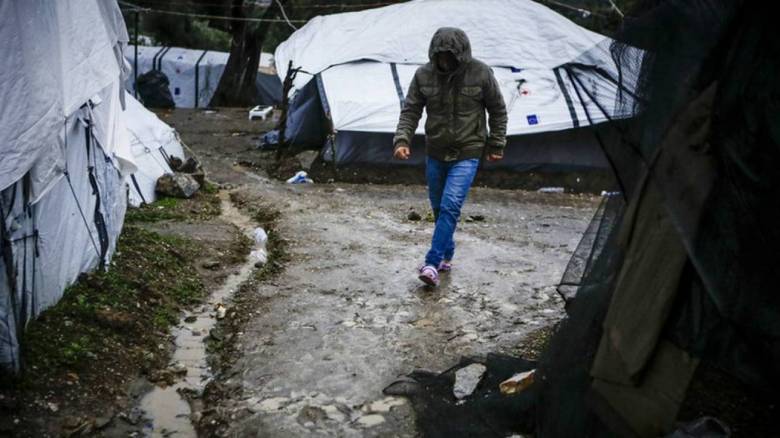 Η συγκινητική κίνηση μεταναστών: Πήραν ξύλα για να ζεσταθούν και άφησαν χρήματα