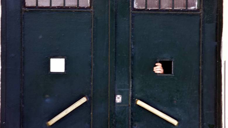 Δολοφονία στη Ρόδο: Ο 19χρονος αναγνώρισε 12 από τους κρατούμενους που του επιτέθηκαν