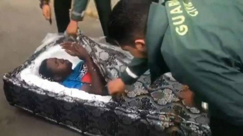 Μετανάστες κρύφτηκαν μέσα σε στρώματα για να φτάσουν στην Ευρώπη