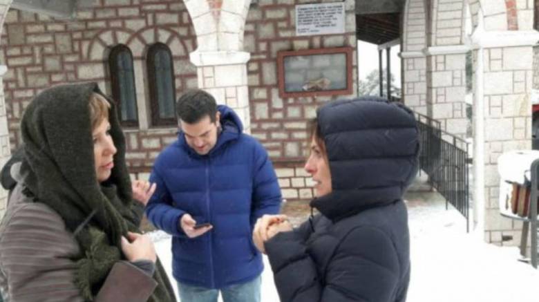 Αλέξης Τσίπρας: Βόλτα στα χιόνια με την Μπέτυ Μπαζιάνα και την Όλγα Γεροβασίλη