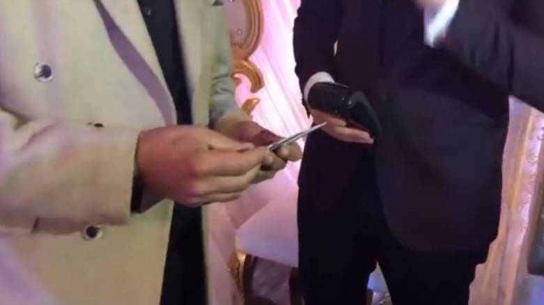 Ζευγάρι στα κατεχόμενα δέχεται «φακελάκι» στο γάμο και με... πιστωτική κάρτα