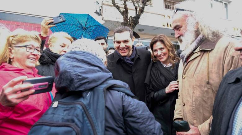 Τσίπρας-Μπαζιάνα στη Χάλκη: Η θερμή υποδοχή των κατοίκων