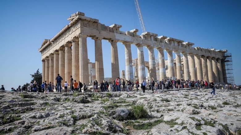 Αλλάζει την Παρασκευή η ώρα έπαρσης της σημαίας στην Ακρόπολη