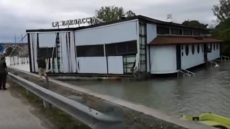 Απίστευτες εικόνες στην Ιταλία: Οι ισχυροί άνεμοι παρέσυραν πλωτό εστιατόριο