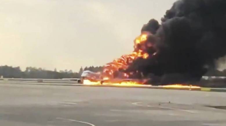 Βίντεο-σοκ από το εσωτερικό του φλεγόμενου αεροσκάφους στη Ρωσία