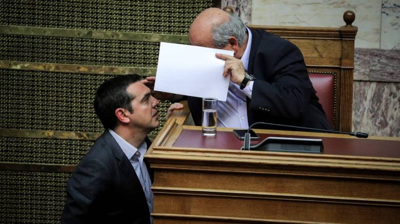 Εντολή Τσίπρα να «παγώσουν» όλες οι μετατάξεις και προσλήψεις στη Βουλή