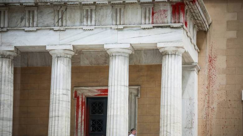 Ελεύθερο το ηγετικό στέλεχος του Ρουβίκωνα για την επίθεση με μπογιές στη Βουλή