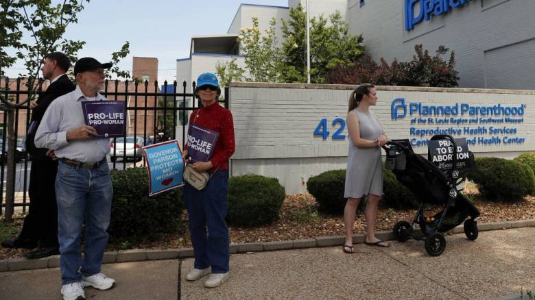 ΗΠΑ: Η Καθολική Εκκλησία απαγορεύει τη μετάληψη σε αιρετούς που ψήφισαν υπέρ των αμβλώσεων