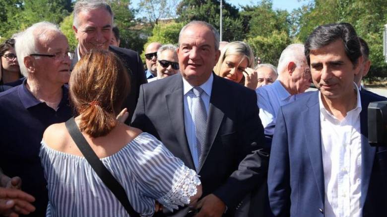 Εκλογές 2019: Το χειροφίλημα στον Κώστα Καραμανλή